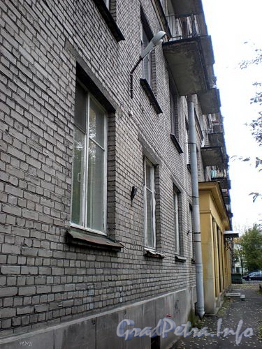 17-я линия В.О., д. 8. Фасад жилого дома (в глубине участка). Фото октябрь 2009 г.