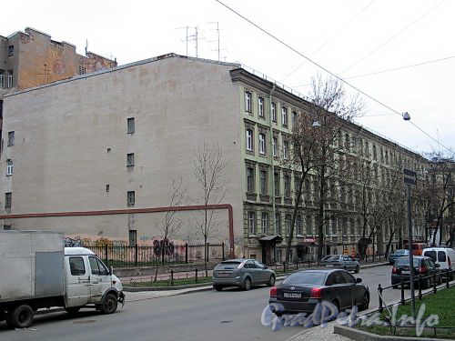 2-я линия В.О., д. 41 / Средний пр., д. 13. Бывший доходный дом. Фасад по линии. Фото май 2010 г.