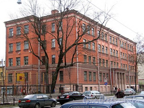 2-я линия В.О., д. 43. Здание гимназии №32. Общий вид здания. Фото май 2010 г.