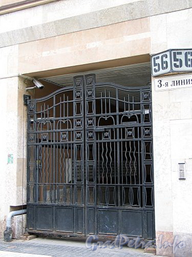 3-я линия В.О., д. 56. ЖК «Альба». Решетка ворот и табличка с номером здания. Фото май 2010 г.