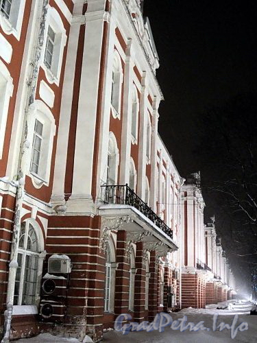 Здания Двенадцати коллегий в ночной подсветке. Фасад по Менделеевской линии. Фото январь 2011 г.