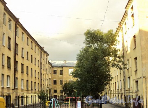 7-я линия В.О., д. 6. Вид из Днепровского переулка. Фото август 2010 г.