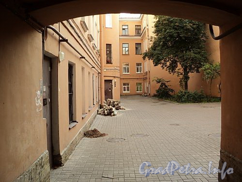 8-я линия В.О., д. 3. Вид во двор со стороны Днепровского переулка. Фото август 2010 г.