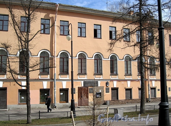 6-я линия В.О., д. 15 (левый корпус). Фрагмент фасада. Фото апрель 2011 г.