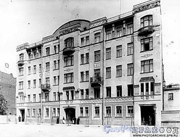 6-я линия В.О., д. 37. Фасад лицевого корпуса. Фотоателье К. К. Буллы, 1913 г. (из архива ЦГАКФФД)