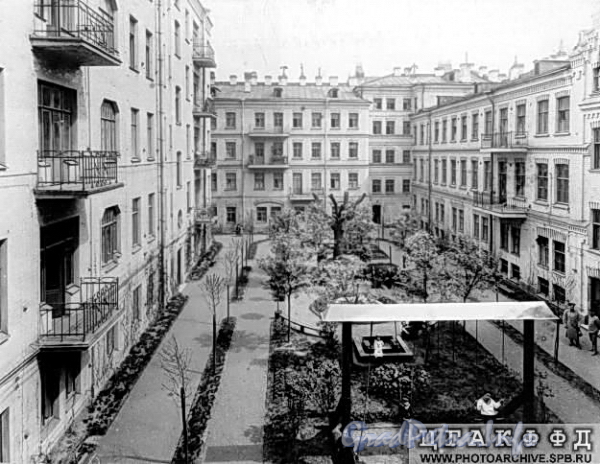 6-я линия В.О., д. 37. Общий вид двора дома. Фотоателье К. К. Буллы, 1913 г. (из архива ЦГАКФФД)