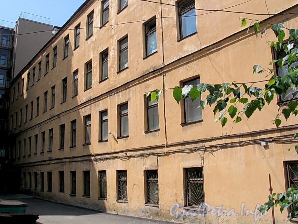 2-я линия В.О., д. 5 (левый флигель). Фасад здания. Фото июль 2011 г.