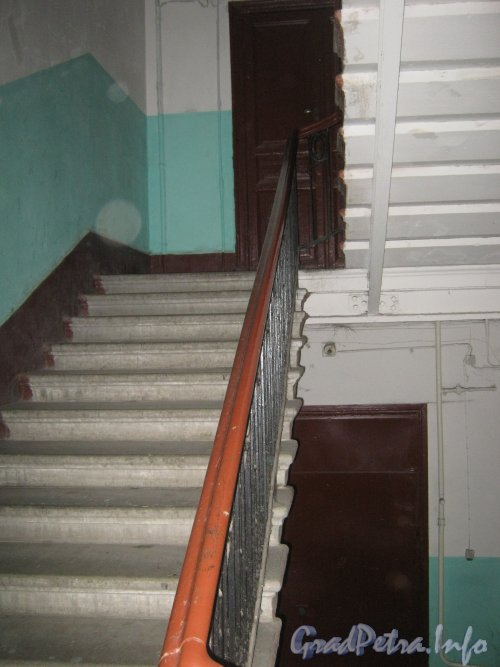 12-я линия В.О., дом 15. Лестница между этажами в доме. Фото 2 мая 2012 г.