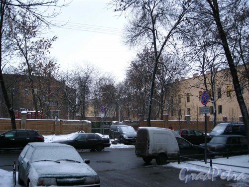 Участок между домами 2 и 4 по 15-й линии В.О. Вид со стороны Иностранного переулка. Фото январь 2013 г.