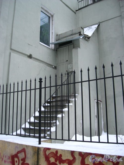 14-я линия В.О., дом 1А. Отдельный вход в квартиру. Фото январь 2013 г.
