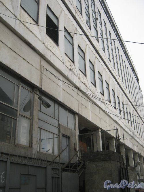7-я линия В.О., дом 84а. Фрагмент здания со стороны фасада и 7-й линии. Фото 12 февраля 2013 г.