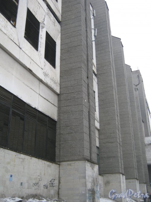 7-я линия В.О., дом 84а. Фрагмент здания со стороны фасада и 7-й линии. Фото 12 февраля 2013 г.