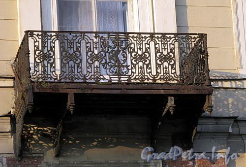2-ая линия В.О., д. 11. Бывший доходный дом. Балкон. Фото июль 2009 г.