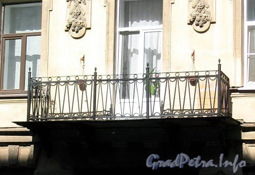 4-я линия В.О., д. 7. Доходный дом Л. Е. Кенига. Балкон. Фото август 2009 г.