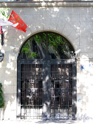 4-я линия В.О., д. 13. Здание книгоиздательства А.Ф.Девриена. Решетка ворот. Фото август 2009 г.