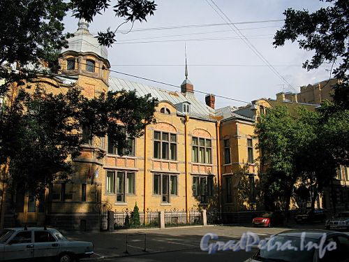 4-я линия В.О., д. 9. Особняк и контора П.П.Форостовского. Общий вид здания. Фото август 2009 г.