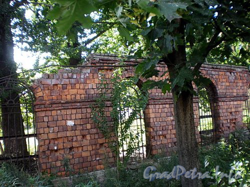 Фрагмент кирпичной ограды Ларинской гимназии между домами 22 и 28 по 5-ой линии В.О. Фото август 2009 г.