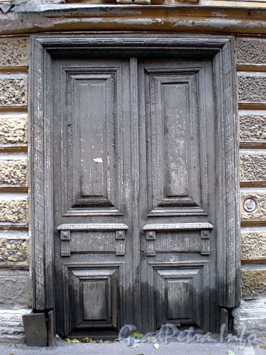 Кожевенная линия, д. 27.  Одна из сохранившихся дверей особняка Брусницыных. Фото октябрь 2009 г.