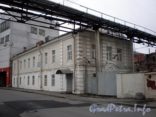 Кожевенная линия, д. 36. Одно из зданий бывшего селитренного завода. Общий вид здания. Фото октябрь 2009 г.