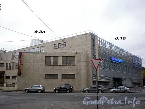 Косая линия, д. 3, лит. А / 25-я линия В.О., д. 10. Здание бывшей Василеостровской фабрики-кухни. ТРК «Балтийский». Общий вид здания. Фото октябрь 2009 г.