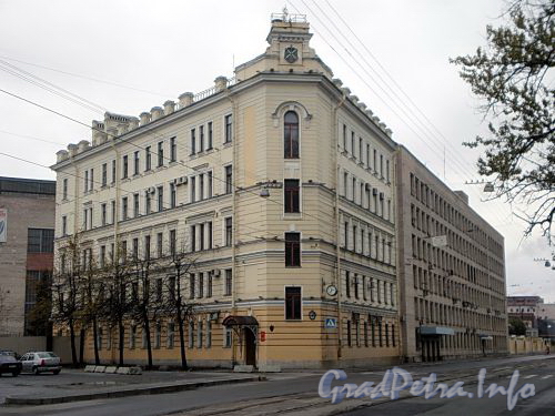 Косая линия, дома 16 и 18. Жилой дом служащих Балтийского завода и производственный корпус. Фото октябрь 2009 г.
