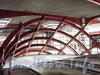 Станция метро «Обводный канал». Конструкция над эскалатором, при спуске в перронный зал. Фото 30 декабря 2010 г.
