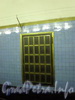 Станция метро «Сенная площадь». Путевая стенка. Дверь технического хода. Фото декабрь 2009 г.