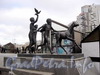 Скульптурная группа возле станции метро «Пионерская». Фото апрель 2005 г.