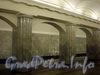 Станция метро «Балтийская». Перронный зал. Опоры сводов декорированы полуколоннами. Фото февраль 2010 г.