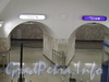 Станция метро «Адмиралтейская». Шлюз между переходом и входом на главный (большой) эскалатор. Вид с экалатора. Фото 29 декабря 2011 г.