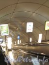 Станция метро «Комендантский проспект». Оформление наклонного хода. Эскалатор. Фото апрель 2012 года.