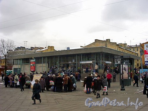 Станция метро «Василеостровская». Наземный вестибюль. Фото 2003 г.
