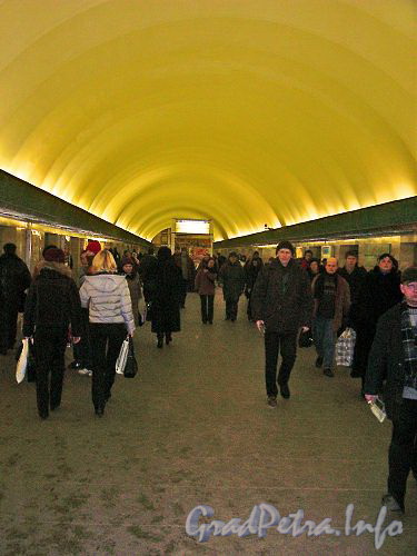 Станция метро «Василеостровская». Перронный зал. Фото 2003 г.