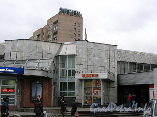 Здание наземного вестибюля станции метро «Гражданский проспект». Фото ноябрь 2009 г.