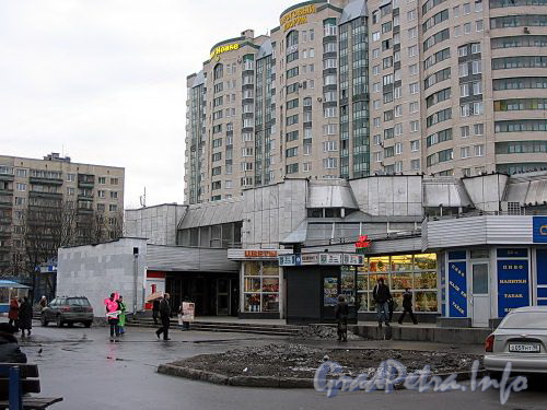 Здание наземного вестибюля станции метро «Гражданский проспект». Фото ноябрь 2009 г.