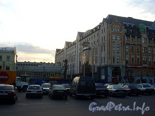 В глубине участка, за строительной площадкой торгово-офисного комплекса «Regent Hall» располагается наземный вестибюль станции метро «Достоевская». Фото июнь 2004 г.