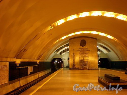 Подземный зал станции метро «Удельная». Фото апрель 2010 г.