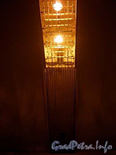 Лампы освещения подземного зала станции метро «Удельная» расположены в сводах. Фото апрель 2010 г.