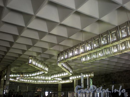 Лампы освещения наземного павильона станции метро «Удельная». Фото апрель 2010 г.