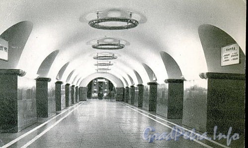 Станция метро «Площадь Ленина». Перронный зал. 1965 г. (набор открыток)