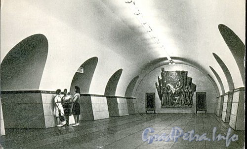 Станция метро «Фрунзенская». Перронный зал. 1965 г. (набор открыток)