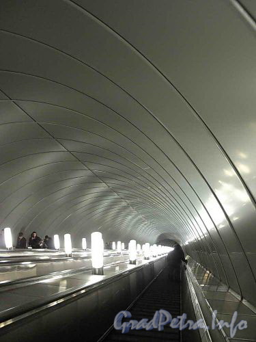 Станция метро «Обводный канал». Шахта эскалатора станции. Фото 30 декабря 2010 г.