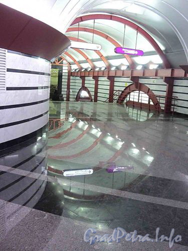 Станция метро «Обводный канал». Переход между перронным залом и экскалатором. Фото 30 декабря 2010 г.
