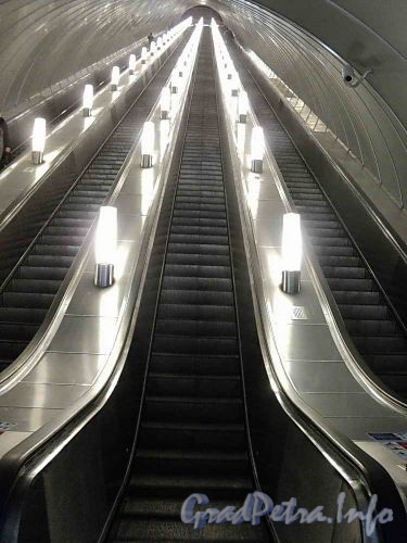Станция метро «Обводный канал». Эскалатор. Фото 30 декабря 2010 г.