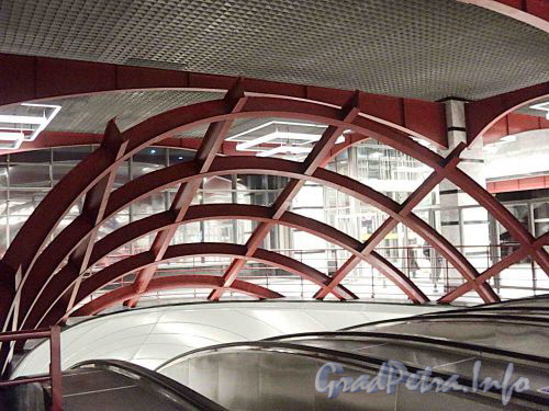 Станция метро «Обводный канал». Конструкция над эскалатором, при спуске в перронный зал. Фото 30 декабря 2010 г.