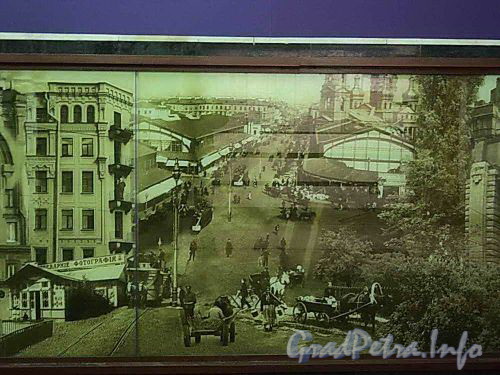 Станция метро «Обводный канал». Фрагмент коллажа на стеклянном панно со старой Фотографией Сенной площади. Фото 30 декабря 2010 г.