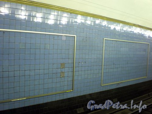 Станция метро «Сенная площадь». Путевая стенка. Фото декабрь 2009 г.