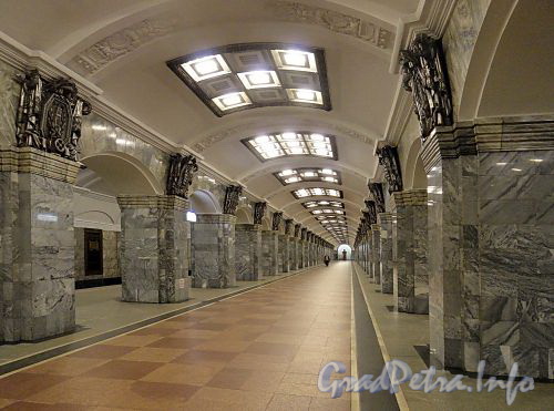 Перронный зал станции метро «Кировский Завод». Фото март 2011 г.