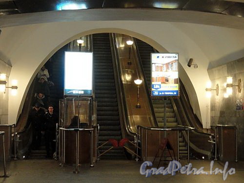 Перронный зал станции метро «Кировский Завод». Эскалаторы. Фото март 2011 г.