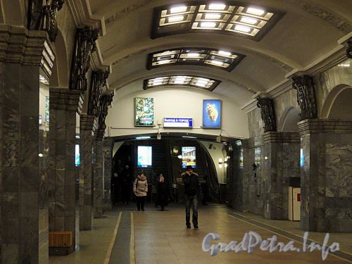 Перронный зал станции метро «Кировский Завод». Фото март 2011 г.